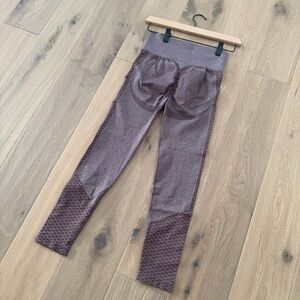 💜 Purple / Maroon Textured Scrunch-Bum Leggings – Size Small